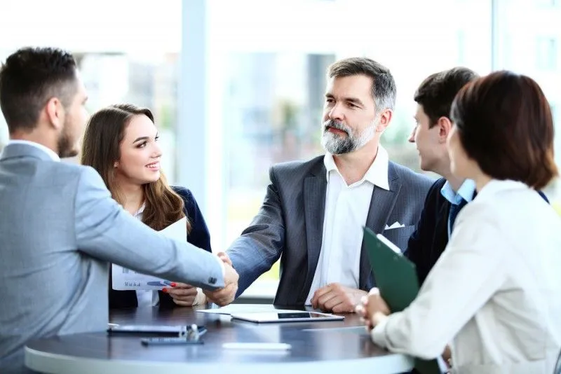 مقایسه بندهای قرارداد اجاره تجاری در عمان با اشتباهات رایج